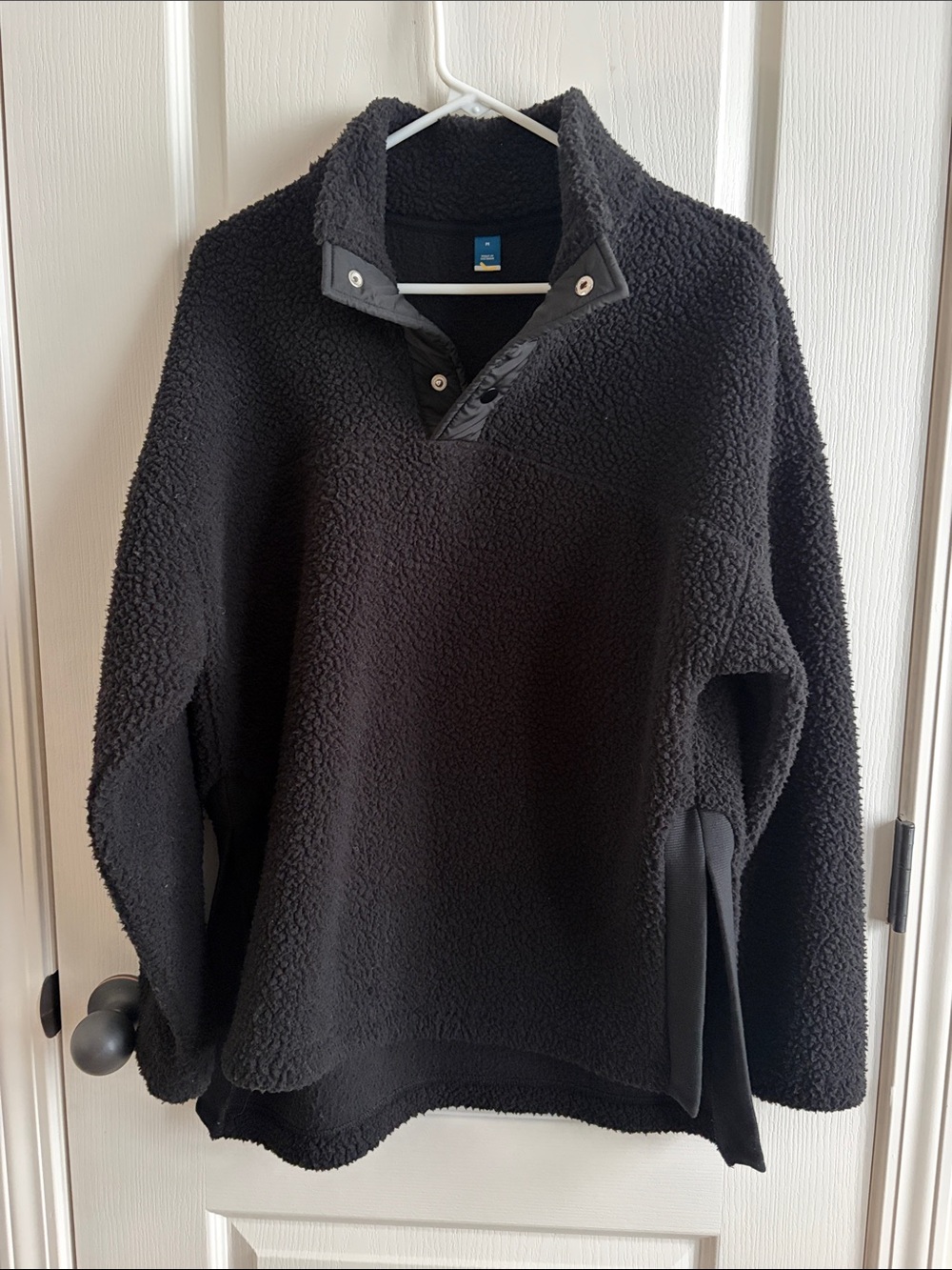 Women’s Old Navy Black Sherpa Pullover with side slits and 3 snaps - Medium